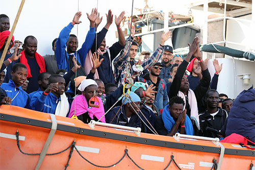Llegan a España los inmigrantes rescatados frente a las costas de Libia